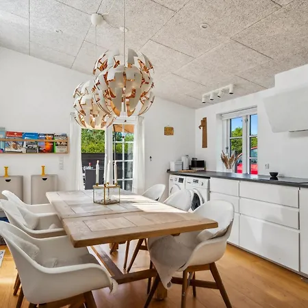 Stylishly Renovated And Well-equipped Near Feriehus