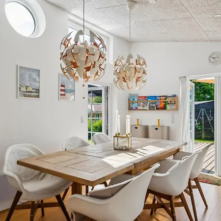 Feriehus Stylishly Renovated And Well-equipped Near